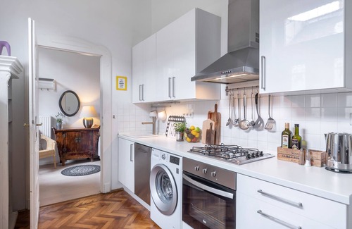 Palace District Apartment | Beautiful, quiet, central flat with A/C,2-6 people, 76 m2