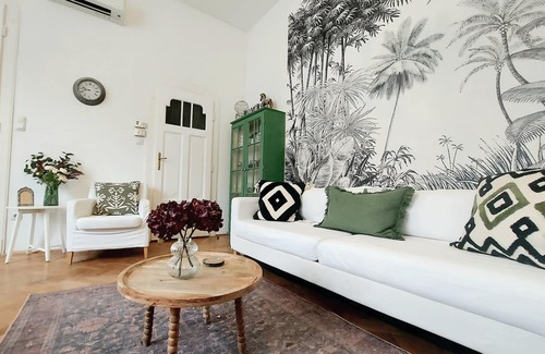 Palace District Apartment | Beautiful, quiet, central flat with A/C,2-6 people, 76 m2