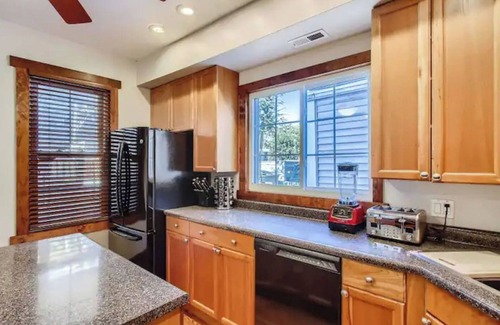 West Lakeview House | Beautiful Roscoe Village/Hamlin Park 4 bed 3 bath.