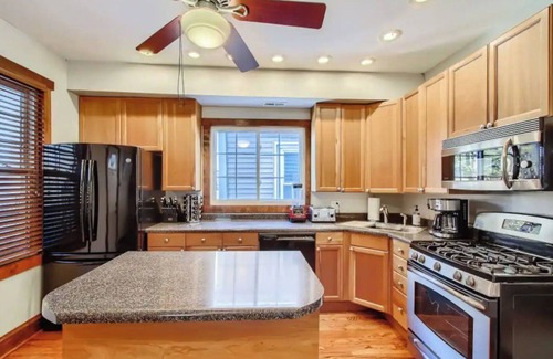 West Lakeview House | Beautiful Roscoe Village/Hamlin Park 4 bed 3 bath.