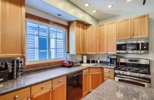 West Lakeview House | Beautiful Roscoe Village/Hamlin Park 4 bed 3 bath.