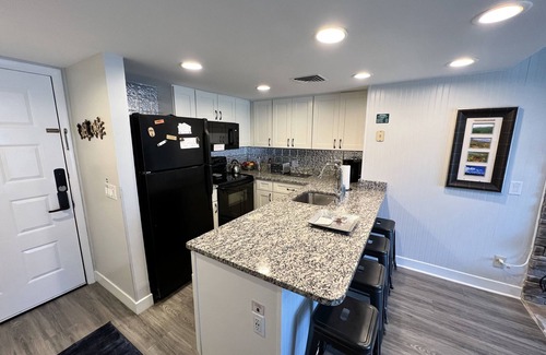 Gatlinburg - Pigeon Forge Condo | Beautiful Smoky Mountain Views! 2 bedroom/2 bath condo, sleeps 5, indoor pool