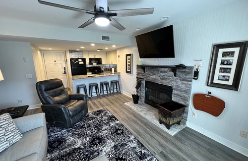 Gatlinburg - Pigeon Forge Condo | Beautiful Smoky Mountain Views! 2 bedroom/2 bath condo, sleeps 5, indoor pool