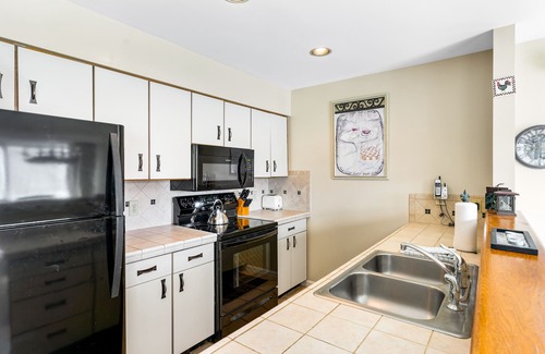 Stowe Area Condo | Beautiful Stowe getaway w/shared pool/hot tub, balcony & wood-burning fireplace