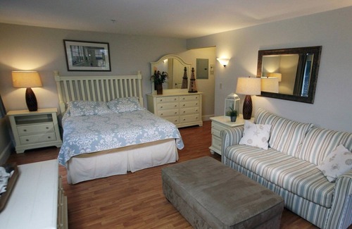 Edgecomb Apartment | Beautiful studio unit at resort, sleeps 4