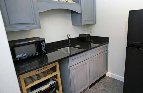 Edgecomb Apartment | Beautiful studio unit at resort, sleeps 4