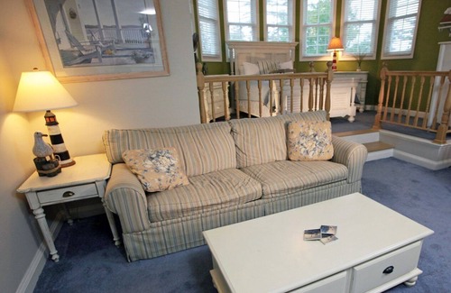 Edgecomb Apartment | Beautiful studio unit at resort, sleeps 4