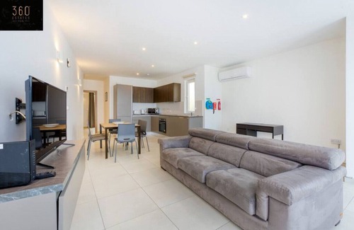 Pieta Apartment | Beautiful, stunning 3BR home, opposite the harbour