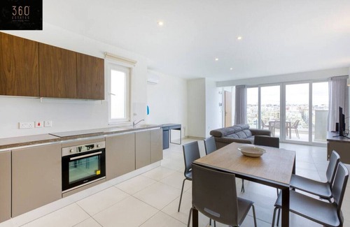 Pieta Apartment | Beautiful, stunning 3BR home, opposite the harbour