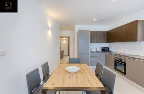 Pieta Apartment | Beautiful, stunning 3BR home, opposite the harbour