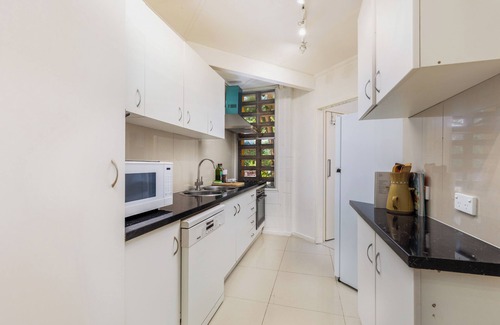 Yarralumla House | Beautiful sunny 2B&1B suite with a garden in Yarralumla near Lake & City Centre