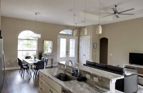 Venice East House | Beautiful Vacation House Close to the Beach