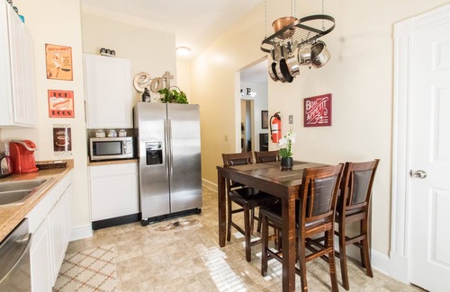 East Price Hill Apartment | Beautiful Victorian Apartment - Serene Wooded Setting - Close to the City