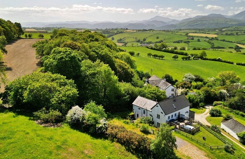 Eglwysbach House | Beautiful villa for 4 people with WIFI, hot tub, terrace and pets allowed