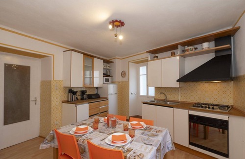 Comero House | Beautiful villa for 4 people with WIFI, TV, balcony and pets allowed