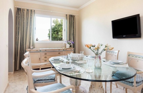 Las Arenas House | Beautiful villa for 4 guests with WIFI, pool, TV and patio