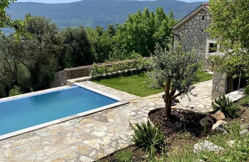 Mojdez Villa | Beautiful villa with pool in a quiet location-20 min from the coast!