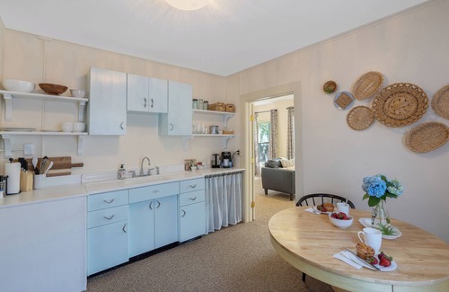 Baldwinsville Apartment | BEAUTIFUL village apt. Walk to river, shops, eateries. Great for getaway/work