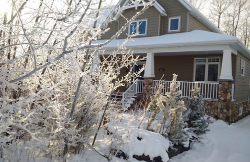 Parkland Beach Cottage | Beautiful, Waterfront 6 bedroom cottage Cape Cod style cottage on Gull Lake