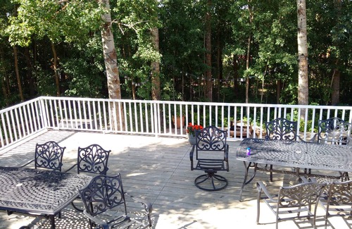 Parkland Beach Cottage | Beautiful, Waterfront 6 bedroom cottage Cape Cod style cottage on Gull Lake