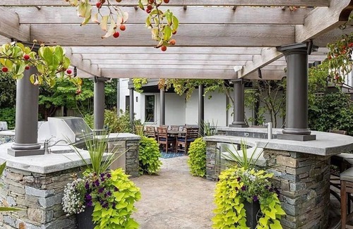 Portsmouth House | Beautiful waterfront property with pool