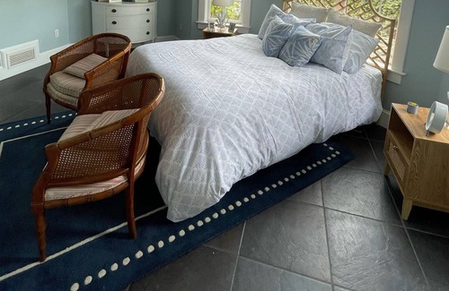 Portsmouth House | Beautiful waterfront property with pool