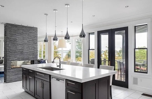 Portsmouth House | Beautiful waterfront property with pool