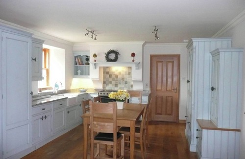 Perth Cottage | Beautifully appointed detached cottage commanding uninterrupted views towards the Lomond Hills.