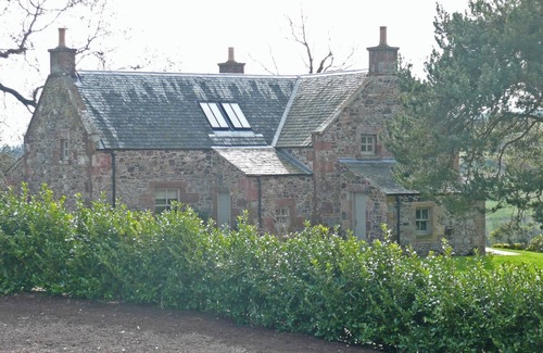 Perth Cottage | Beautifully appointed detached cottage commanding uninterrupted views towards the Lomond Hills.