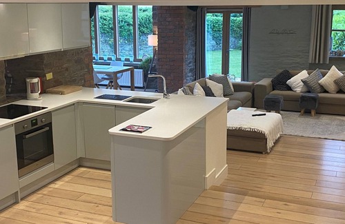 Llanfihangel Tal-y-llyn House | Beautifully appointed property at the foot of the Black Mountains.