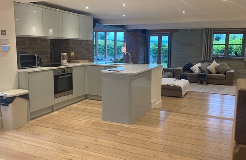 Llanfihangel Tal-y-llyn House | Beautifully appointed property at the foot of the Black Mountains.