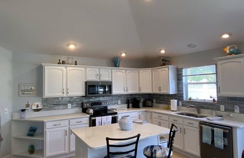 Duval House | Beautifully Decorated Sm Dog Friendly Villa w/BBQ, BICYCLES & WiFi!