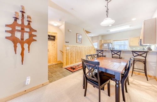 Government Camp House | Beautifully updated Mt. Hood condo with pool/hot tub & easy access to skiing