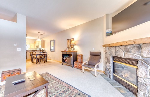 Government Camp House | Beautifully updated Mt. Hood condo with pool/hot tub & easy access to skiing