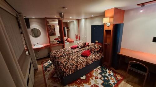Gullegem Bed & Breakfast | BeautyD RED ROOM centrum GULLEGEM KORTRIJK