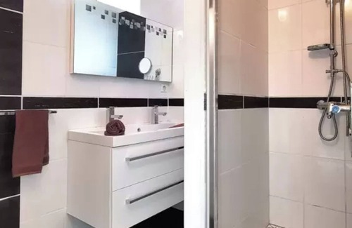 Mostuejouls Bed & Breakfast | Bed and Breakfast 'Chambres D'hôtes - Les Baumes' with Shared Pool, Wi-Fi and Air Conditioning