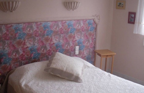 Issel House | Bed and Breakfast Domaine de la Pendule 3