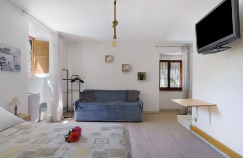 Seiano Bed & Breakfast | Bed and Breakfast 'Camera Aaron In Villa Vista Mare' with Shared Terrace and Wi-Fi