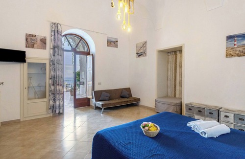 Seiano Bed & Breakfast | Bed and Breakfast 'Camera Tiberio In Villa Vista Mare' with Shared Terrace and Wi-Fi