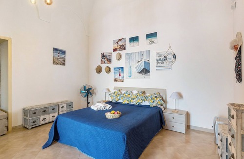 Seiano Bed & Breakfast | Bed and Breakfast 'Camera Tiberio In Villa Vista Mare' with Shared Terrace and Wi-Fi