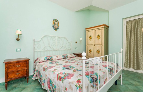 Calatabiano Bed & Breakfast | Bed and Breakfast 'Terra' with Sea View, Shared Pool and Wi-Fi