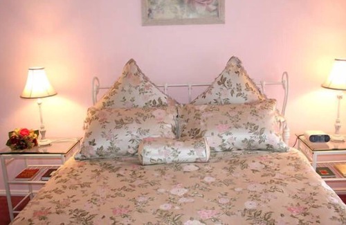 Swan Hill Bed & Breakfast | Bed of Roses-A Perfect Place for Families&Couples