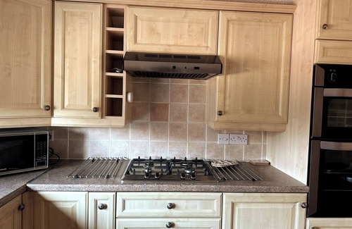 Dunstable Apartment | Bedfordshire Haven: 3-bedroom with Garden