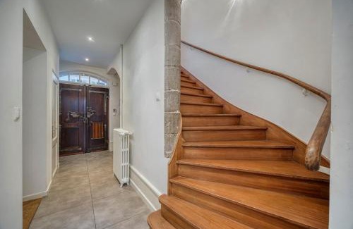 Ferney-Voltaire House | Bedroom 1 - Elegance & Comfort - COLIVING Historic House