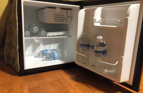 Hyde Park Apartment | Bedroom with private full bathroom, linen and towels are provided.