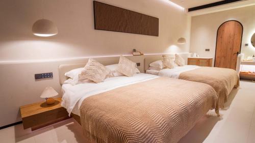 Sanpu Hotel | Beifei Garden-Majestic Great Wall View Exclusive Hot Spring Villa,5 minutes' walk to Badaling Shuiguan Great Wall,Rooftop Infinity Pool with Panoramic Great Wall Views,Free Coffee, Laundry