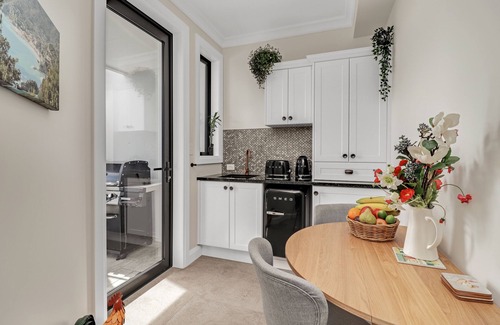 Pyes Pa House | Bel Tramonto, Luxurious Rustic Elegance with Private Cedar Hot Tub