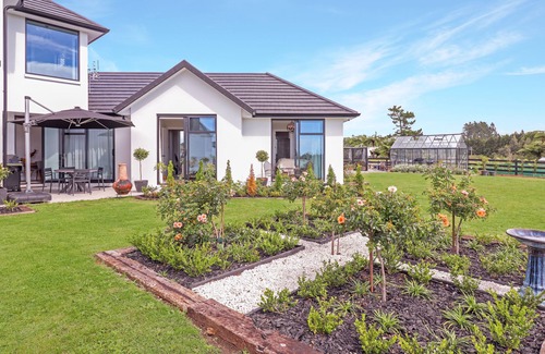 Pyes Pa House | Bel Tramonto, Luxurious Rustic Elegance with Private Cedar Hot Tub