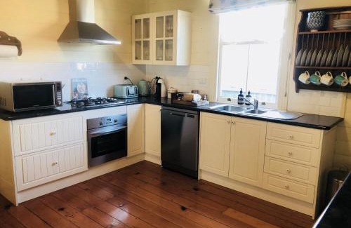 Armidale House | Belltrees - Central, Cosy and Convenient