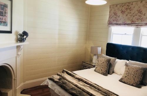 Armidale House | Belltrees - Central, Cosy and Convenient